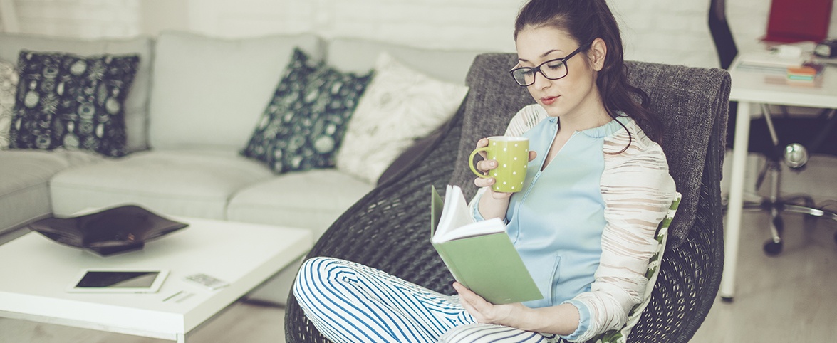 Camomilla, pigiama e libro preferito per prendersi una pausa dai mille impegni della giornata
